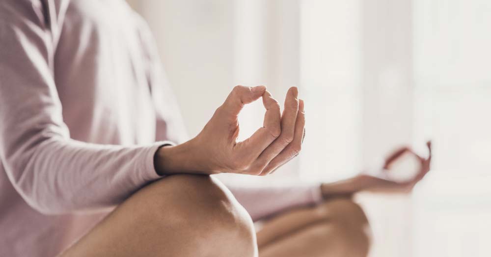 Manage stress with deep breathing - 5 تمرین روزانه برای افزایش هوش هیجانی
