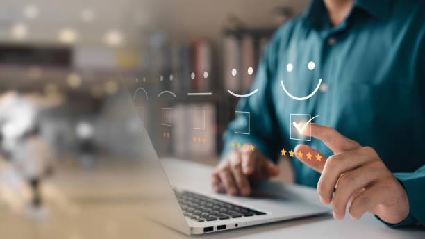 online user comfortably using a user friendly website or app - راهکارهای افزایش وفاداری مشتریان: راهنمای کامل و موثر